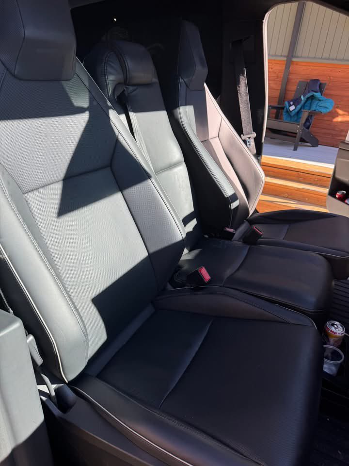 Banquette DIY dans un Tesla Cybertruck