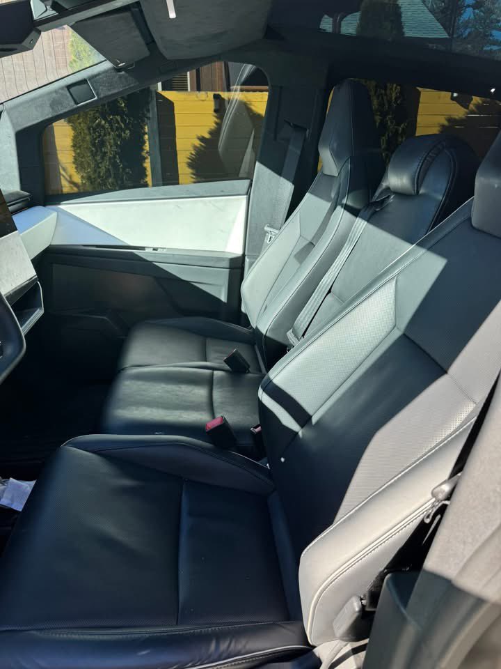 Banquette DIY dans un Tesla Cybertruck